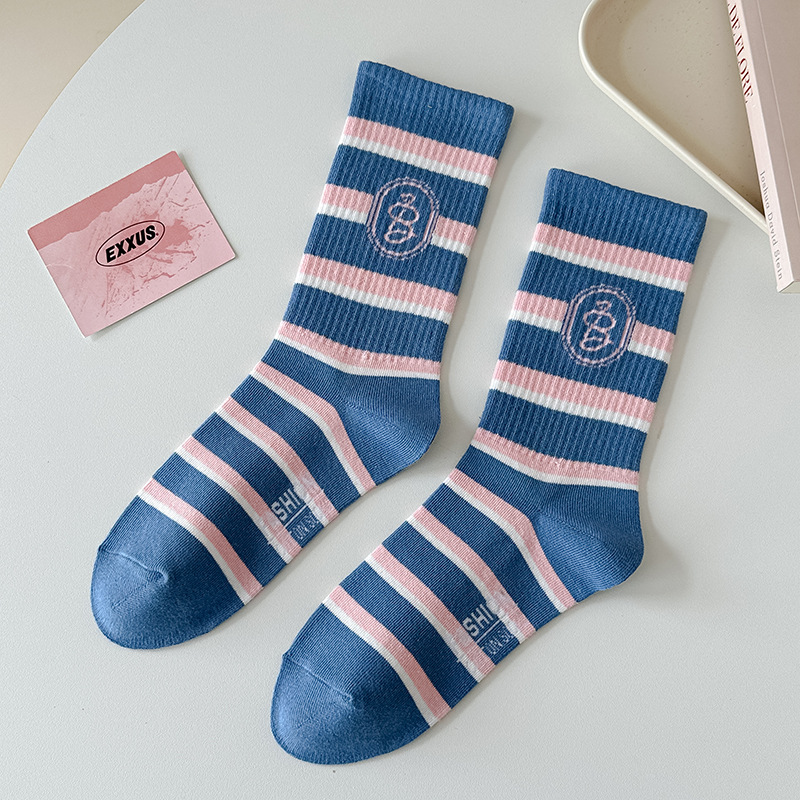 Calcetines de algodón de color puro Otoño e Invierno carta de mujer a rayas ins calcetines de media pantorrilla de moda calcetines deportivos elásticos altos al por mayor