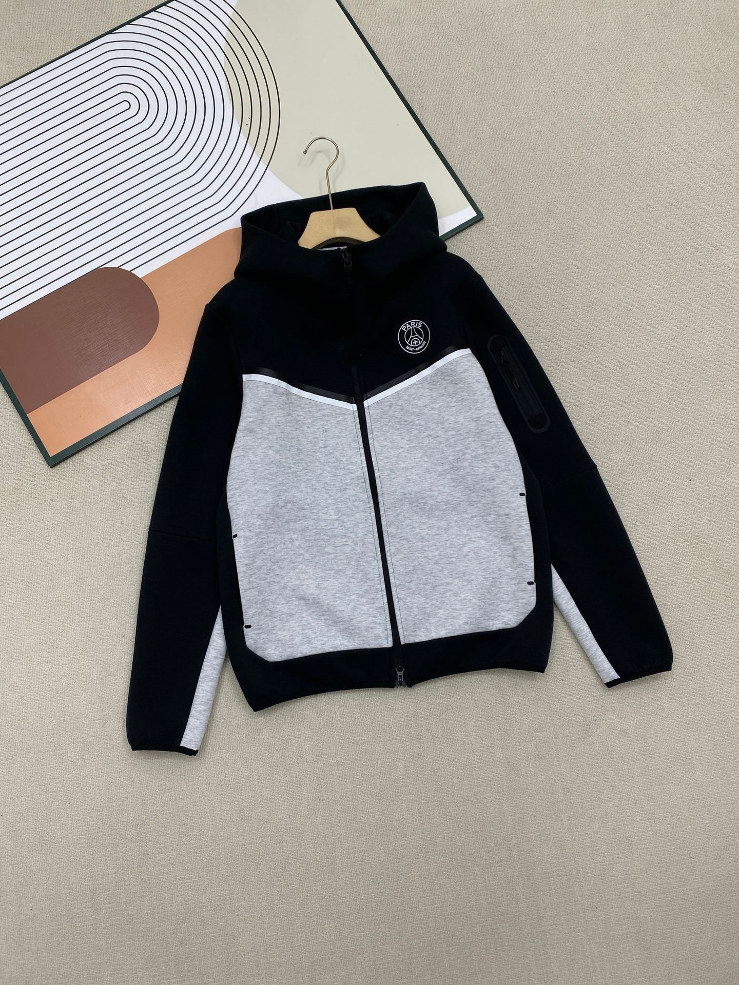 Top. black and light gray / M