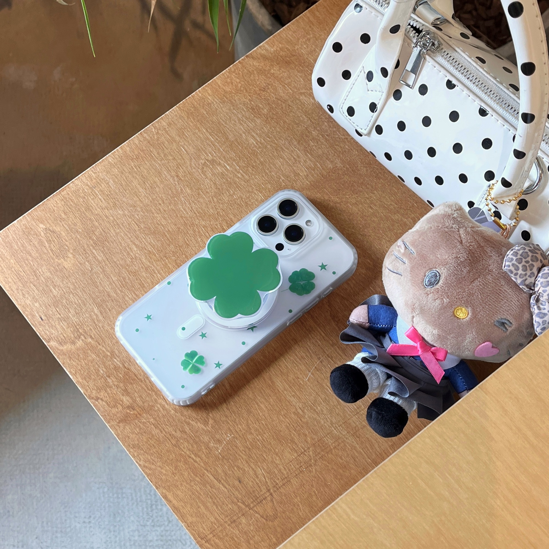 El trébol de cuatro hojas fresco pequeño coreano es adecuado para Apple 16ProMax funda para teléfono móvil 15Pro simple 14/13 nicho 15PM