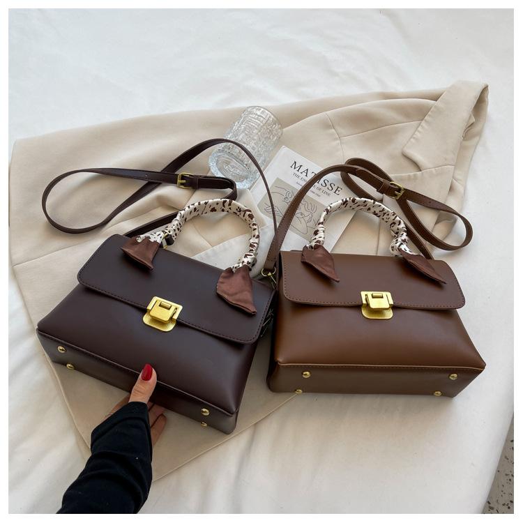 Textured Autumn And Winter One-shoulder Messenger Bag Fashion Silk Scarf Portable Small Square Bag display picture 3