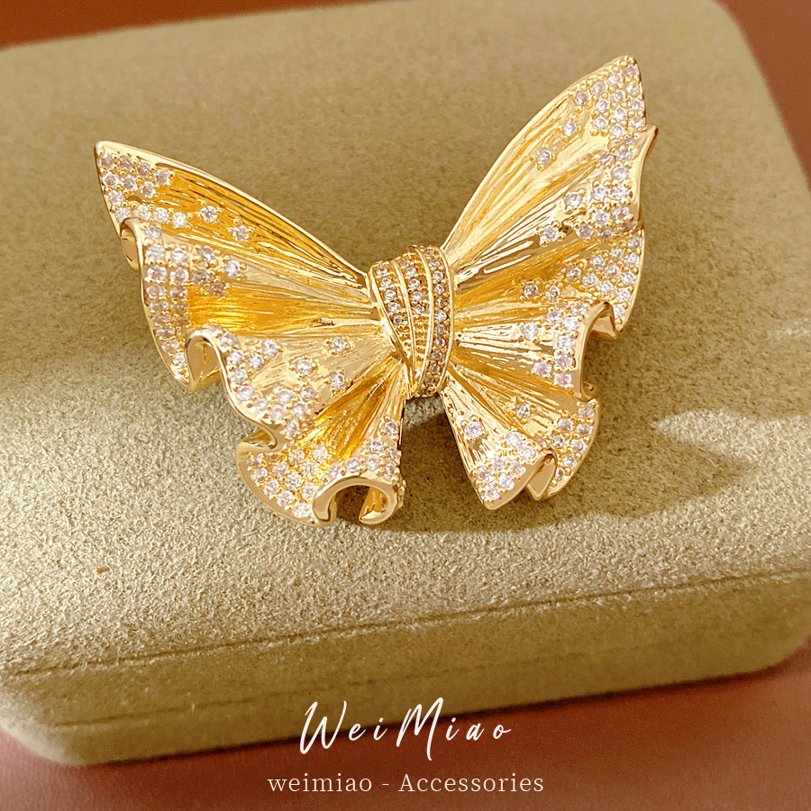 18k oro real galvanizado oro mariposa broche nicho de alto nivel estilo de corte delicada ropa de lujo ligera al por mayor