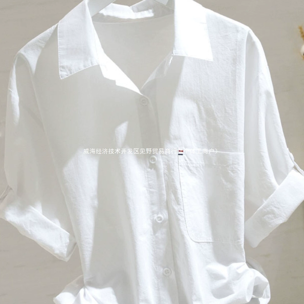 Белая женская рубашка с короткими рукавами больших размеров, новый летний свободный топ для похудения с уникальным дизайном, повседневная рубашка.