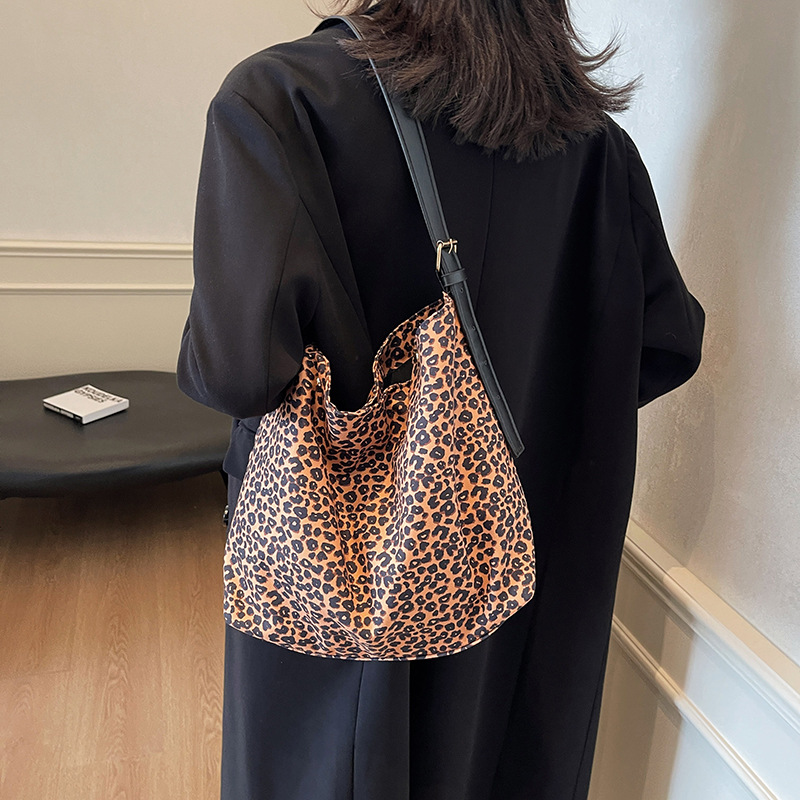 Leopardo bolsos personales casuales de moda femenina versátil mochila de hombro 2024 nueva gran capacidad bolsos de mano simples