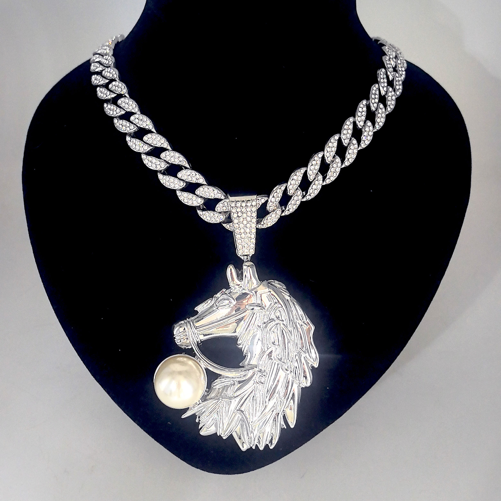. Cross-border exclusivo para el hip-hop año del caballo colgante de cabeza de caballo collar de diamante completo de la cadena cubana accesorios de perlas joyas de moda masculinas europeas y americanas