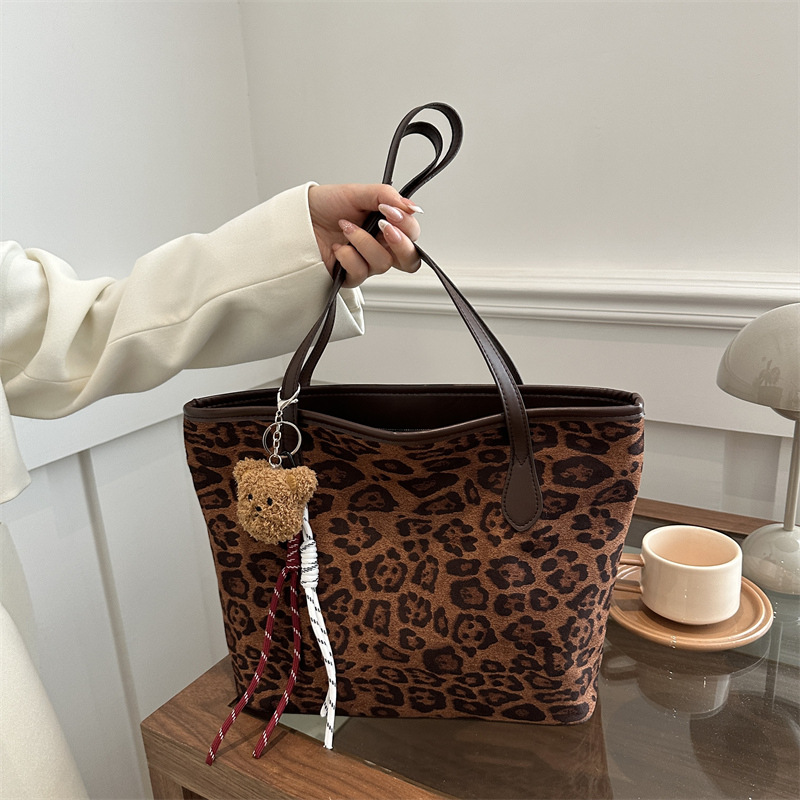 Este año, la popularidad de la bolsa de imprenta de leopardo retro 2024 invierno nuevo estilo simple de gran capacidad bolsa de viaje de trabajo casual mujer