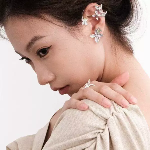 European and American Cross-Border Niche Light Luxury High-End Style Four-Flower Fresh and Simple Ear Cuff Non-Pierced Ear Clip Versatile Earrings