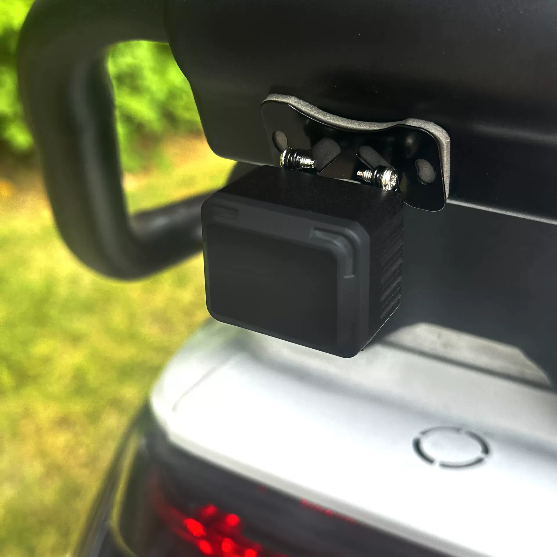 机车77Ghz毫米波雷达50米预警BSD并线变道摩托辅助盲区监测传感器