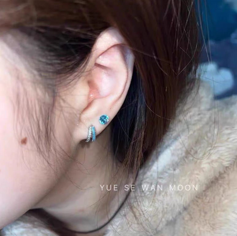Like a butterfly in the wild, ultra-shiny ice blue titanium steel ear bone stud, blue ins ear bone ring, stacked ear hoops and studs