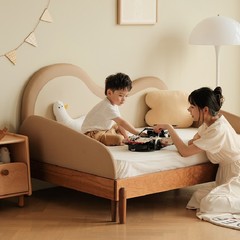 ドラえもんの子供用ベッドの木のベビーベッドは伸縮してベッドをつないで子供の家具の北欧の桜の木のベッドを引き出します。