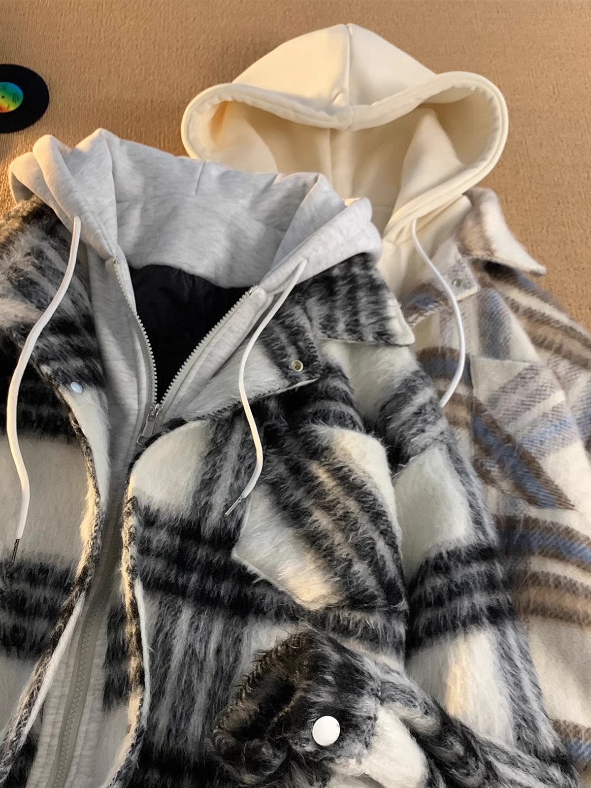 Nuevo estilo americano otoño e invierno falso chaqueta a cuadros de dos piezas para hombres, chaqueta con capucha de estilo de pareja de fragancia pequeña de alta gama para hombres