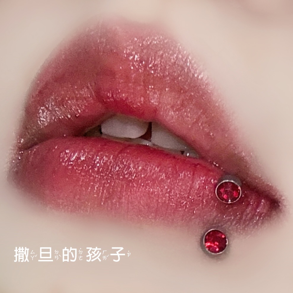 16G labret stud size and finish detail
