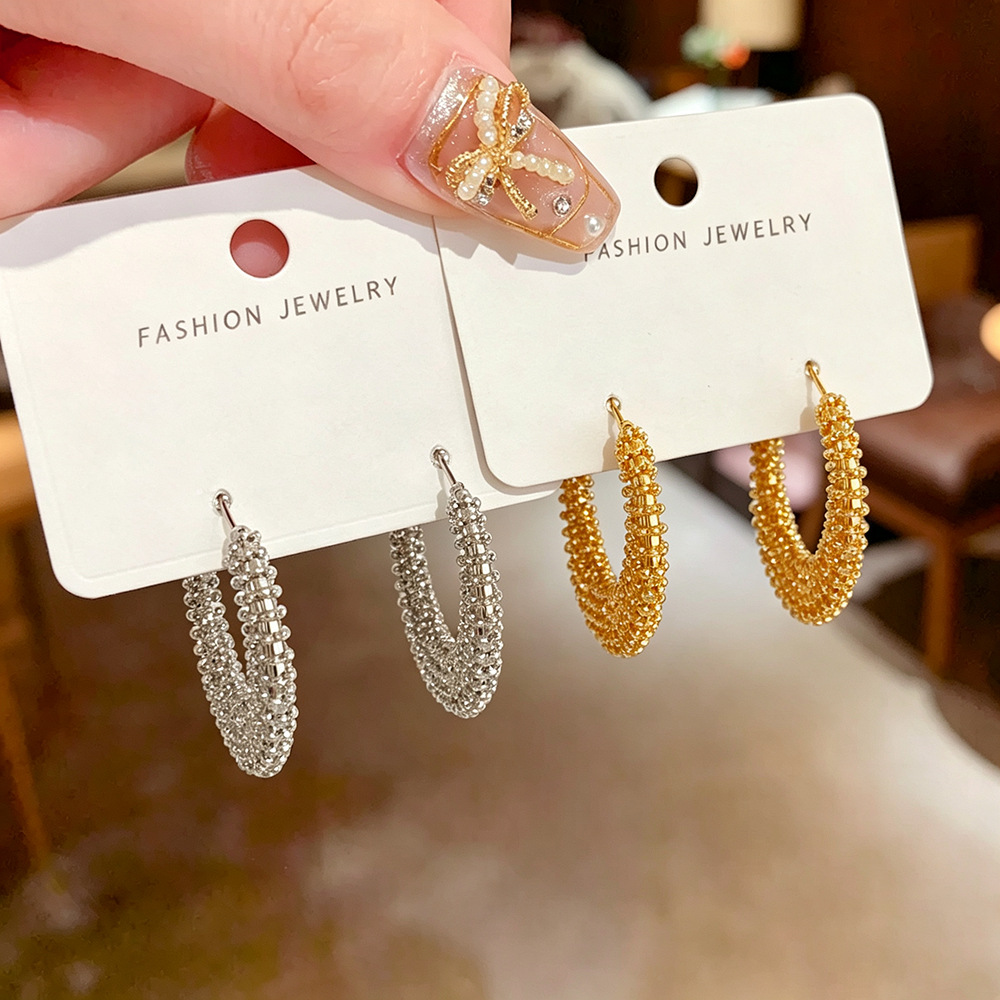 Versatile and Fashionable Hollow Hoop Earrings for Women, Unique Design, Light Luxury, High-End Feel, Simple and Elegant Ear Jewelry Wholesale