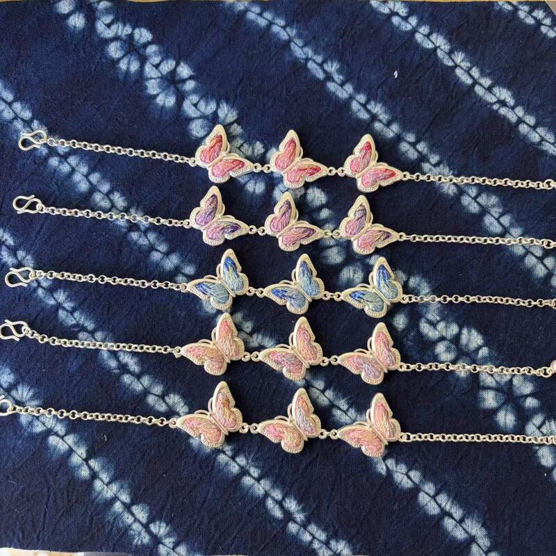 Yunnan Guizhou Qiandongnan Embroidered Silver Bracelets Are Popular in Tourist Areas and Are Sold Wholesale by Manufacturers Yunnan Guizhou Qiandongnan Embroidered Silver Bracelets Are Popular in Tourist Areas and Are Sold Wholesale by Manufacturers