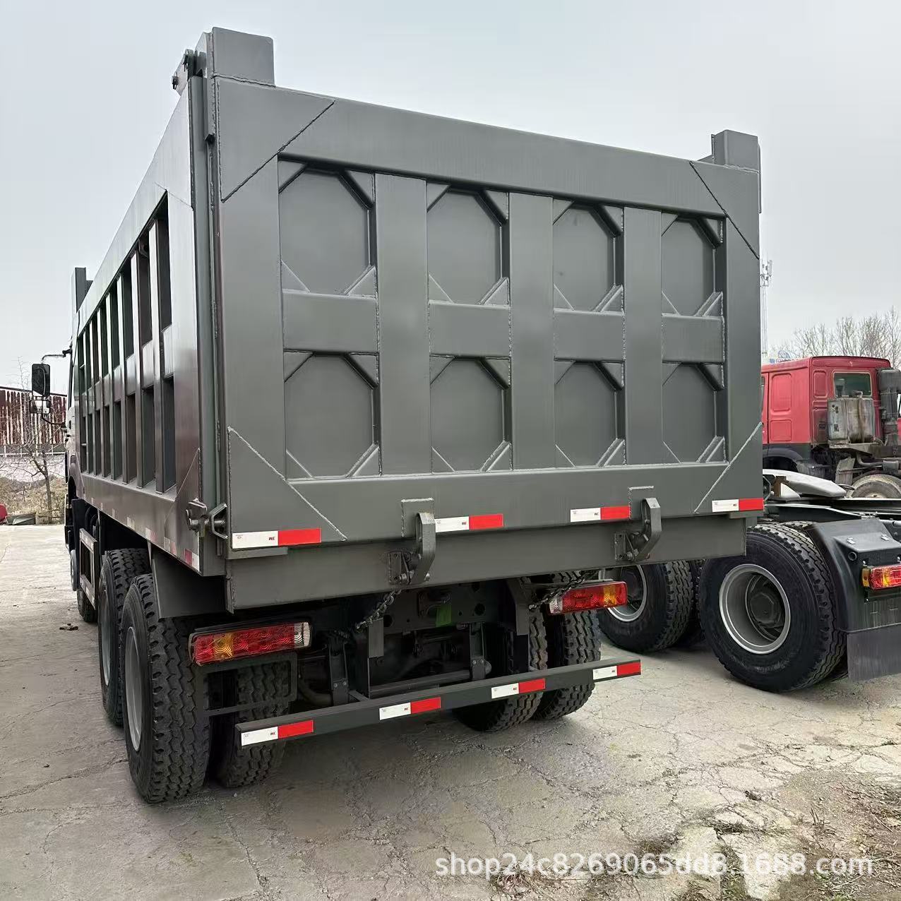 Sinotruk Howo Dump Truck 371 Horsepower 6X4 Dump Truck for Transporting Gravel and Soil, Export Howo Dump Truck