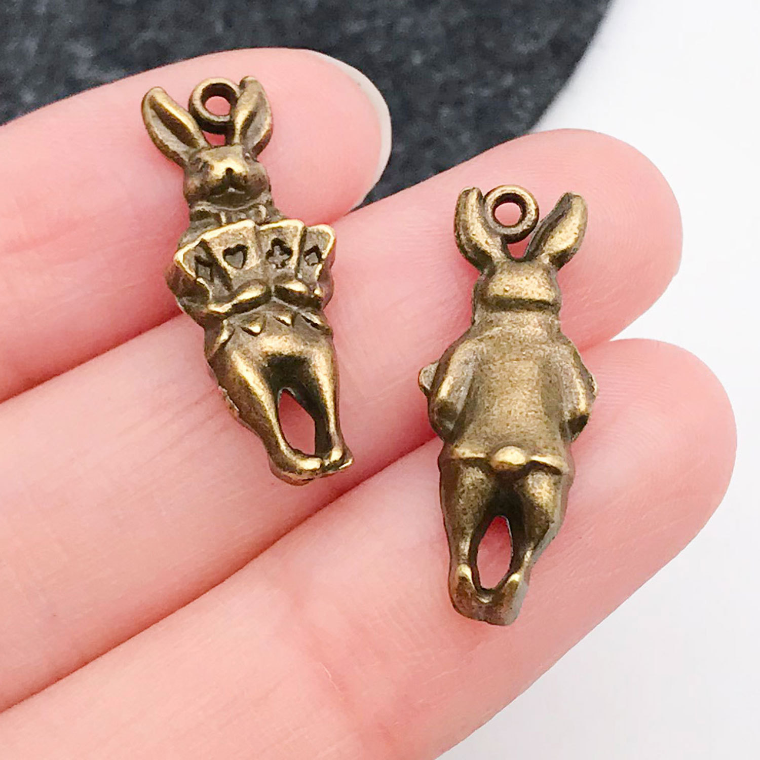 8330-M-古青爱丽丝兔子8x22mm-锌合金-1.9g