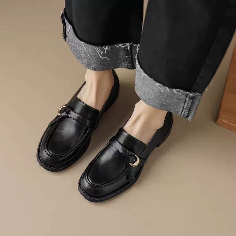 Мягкая овчина ретро маленькие кожаные туфли женский 2025 весна и осень новый черный кожаный круглый туфли