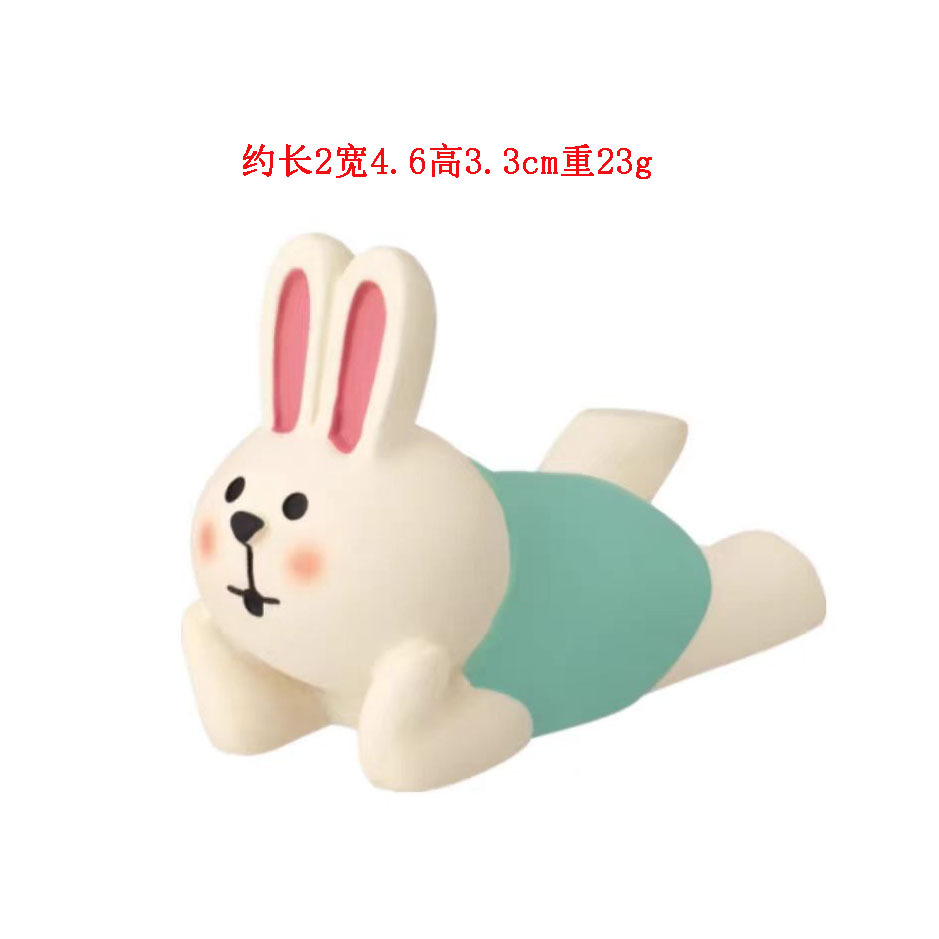 바닥에 누워 꽃을 즐기는 토끼