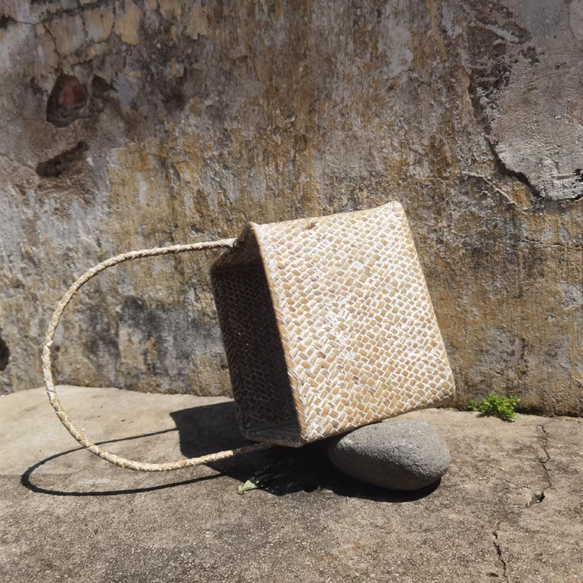 Handmade Seaweed Woven Basket (Golden grass craft) with Straw Handle — Natural Gift & Storage, 18×18×32 cm