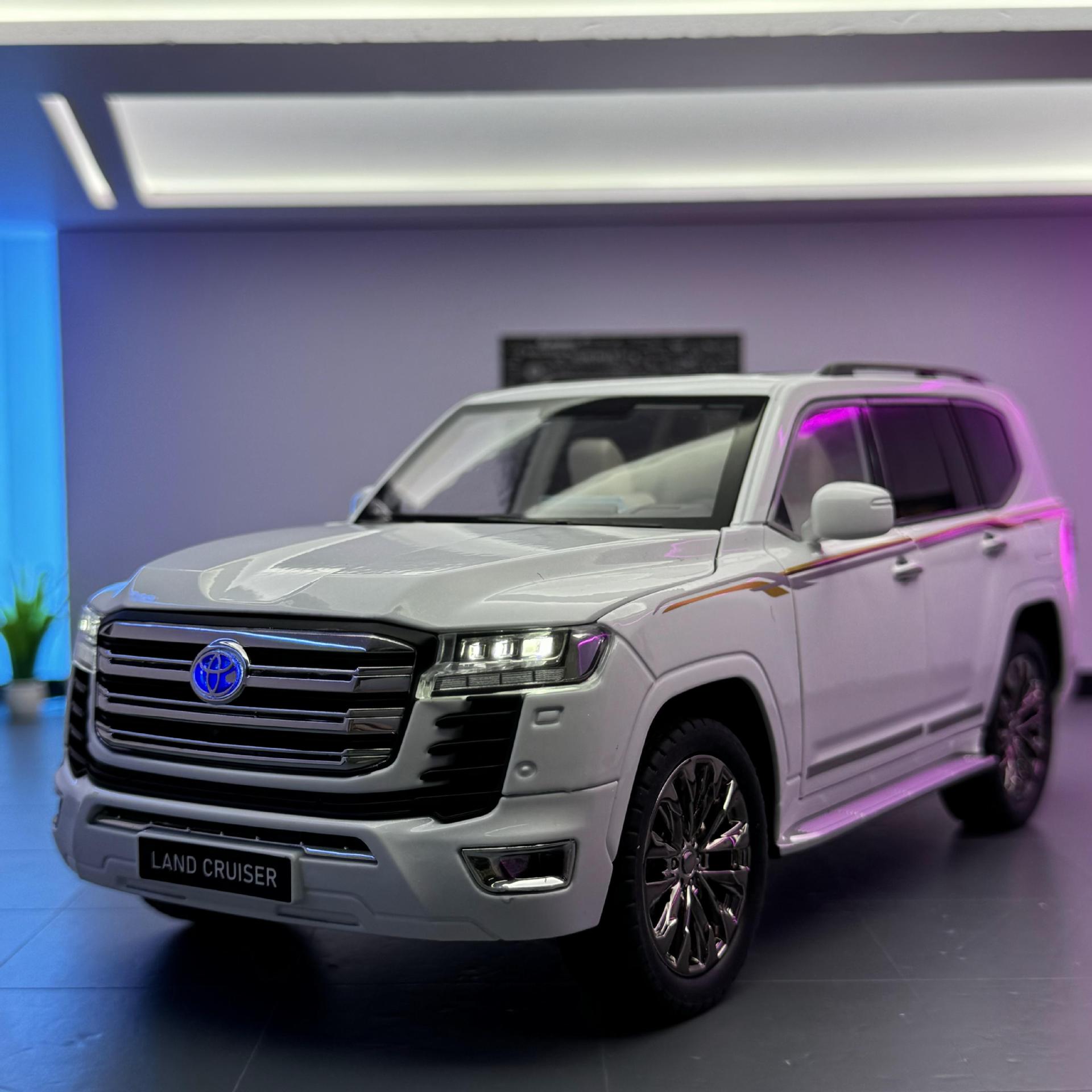 Modelo de coche de aleación 1:18 Genuino Fenglande Cool Road Ze Vehículo todoterreno Sonido y luz atrás Coche de juguete Modelo de sonido