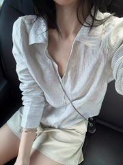2025夏季别致上衣宽松慵懒风设计感显瘦百搭白色条纹V领防晒衬衫