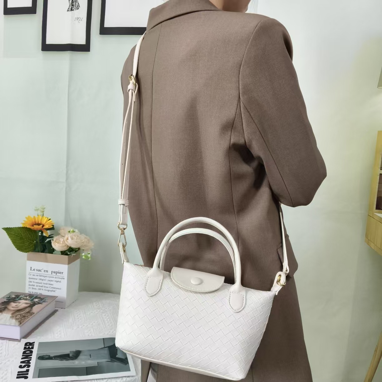 오프 화이트 색상, 확장된 어깨끈이 달린 핸드백