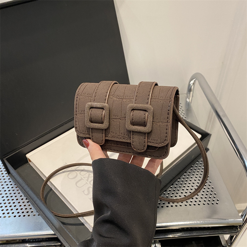 2024 otoño y invierno nuevo bolso pequeño hermoso bolso de mujer moda extranjera mujer hombro de nicho diseño bolso de mujer bolso pequeño