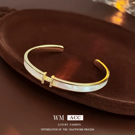 耳环;项链;手链