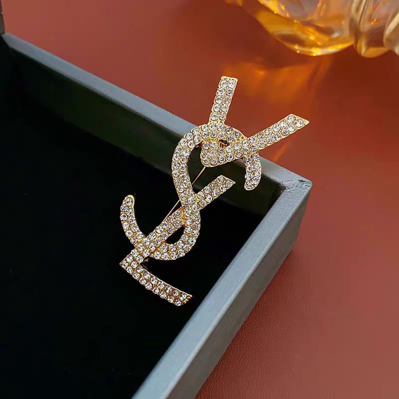 골드 레터 브로치