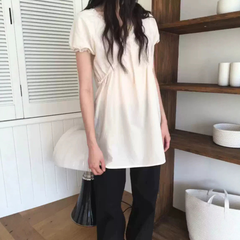Now Available: Korean Designer Women's Clothing, a Playful Lace Cake Shirt, Gentle and Slimming Short-Sleeve Korean-Style Top