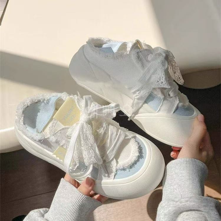 2025 nuevo verano y otoño dos zapatos de lona de suela gruesa zapatos de skate para estudiantes de mujeres zapatos blancos pequeños zapatos de pan image 1
