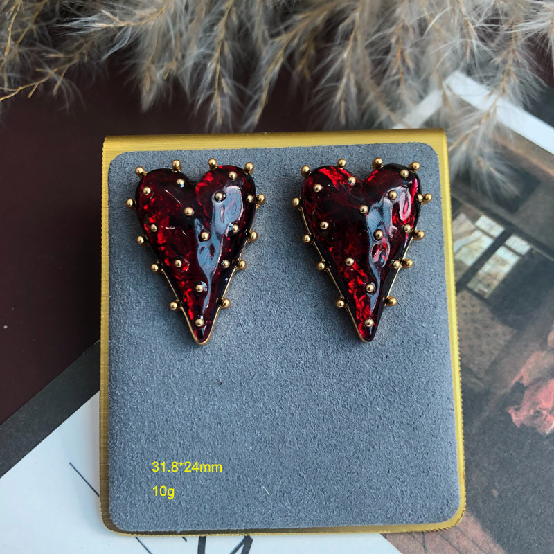 1 Pair Retro Heart Shape Alloy Plating Resin Women's Earrings display picture 3