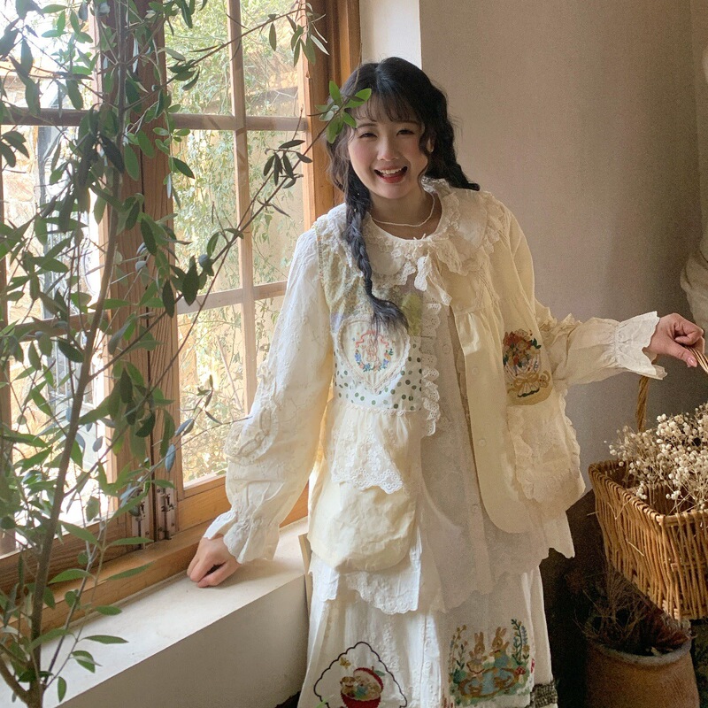 Forest-Style Artistic and Elegant Small Floral Patchwork Lace Spring Vest with Sweet Embroidery, Versatile Layered Vest Jacket Forest-Style Artistic and Elegant Small Floral Patchwork Lace Spring Vest with Sweet Embroidery, Versatile Layered Vest Jacket