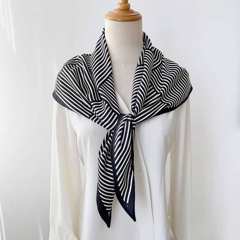 Toalla triangular estampada a rayas de estilo simple, tendencia coreana, decoración de viajes de mujer de estilo moderno, bufanda delgada de sarga