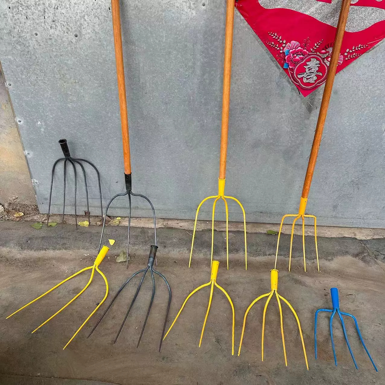 Трех-, четырех-, пяти-, шестиконечные и девятиконечные сельскохозяйственные вилы, вилы для рыхления почвы, вилы для уборки мусорных полей, специализированные для очистки сельскохозяйственных отходов.