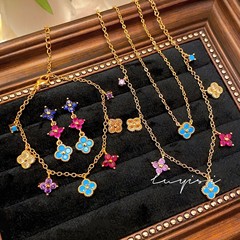 新しいドーパミン四葉草のネックレスはフランスのレトロで、鎖骨チェーンのカラーピアスをつけて、ダイヤモンドのブレスレットを入れてセットします。
