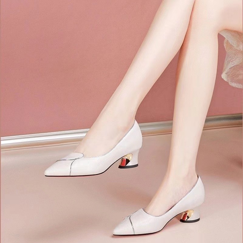 2026 primavera y verano nuevos zapatos de cuero suave de talón grueso y poco profundo, zapatos de cuero de moda de tacones puntiagudos, zapatos de mujer.