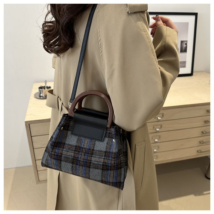 This is a trendy and stylish single-shoulder underarm bag with a contrasting color for the autumn of 2024. It features a unique design and is retro and individualistic undefined