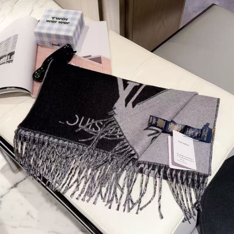 Correct version of the double-sided cashmere scarf, featuring a letter pattern and a classic black and gray color scheme, a thickened shawl, a versatile winter scarf Correct version of the double-sided cashmere scarf, featuring a letter pattern and a classic black and gray color scheme, a thickened shawl, a versatile winter scarf