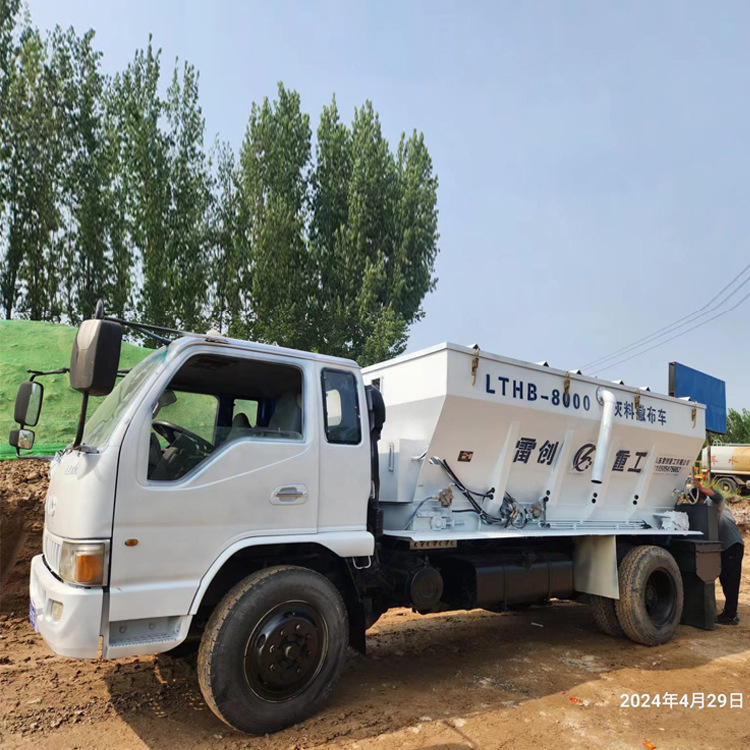 石灰水泥粉料撒料车  公路修筑无尘环保灰料撒布车  操作简单