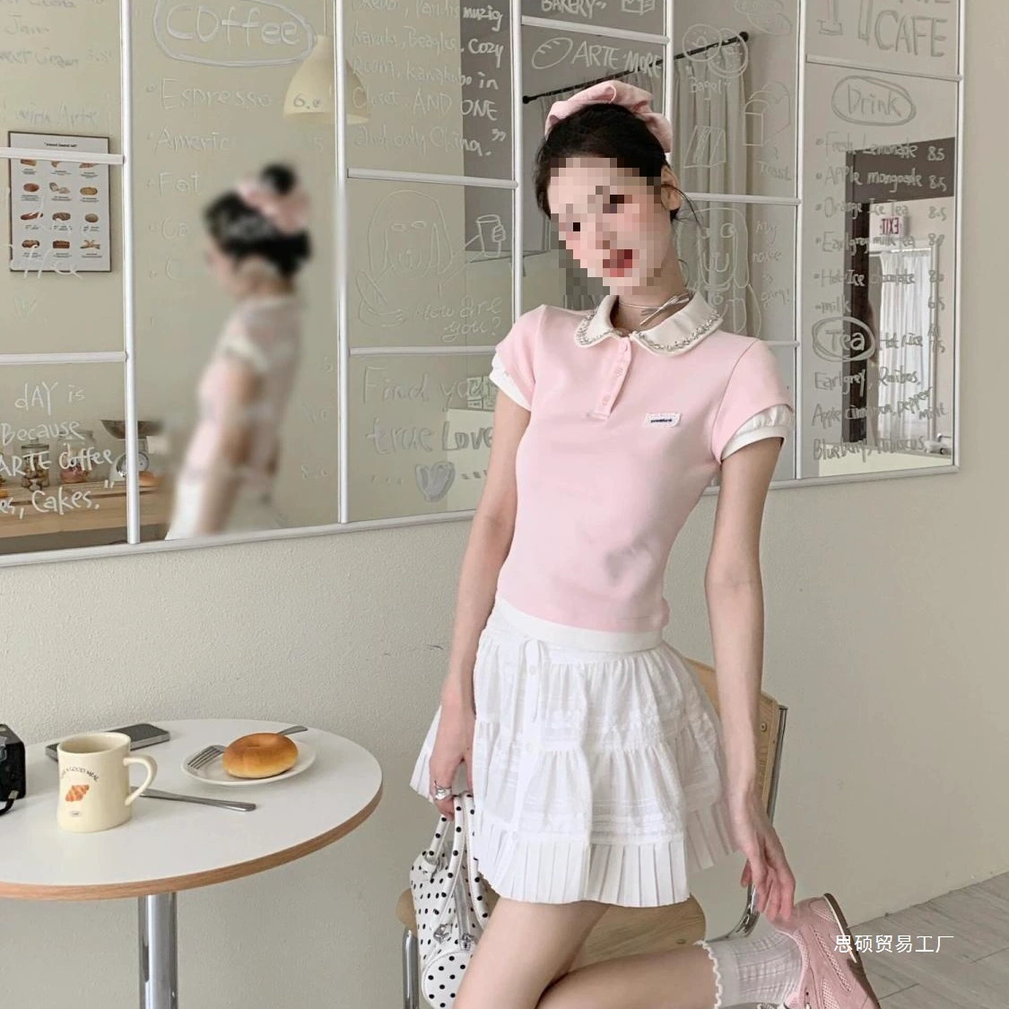 Летний костюм 2025 года: элегантная супермиленькая рубашка с бриллиантовым воротником и короткая плиссированная юбка, стройнящий силуэт, молодежный стиль.