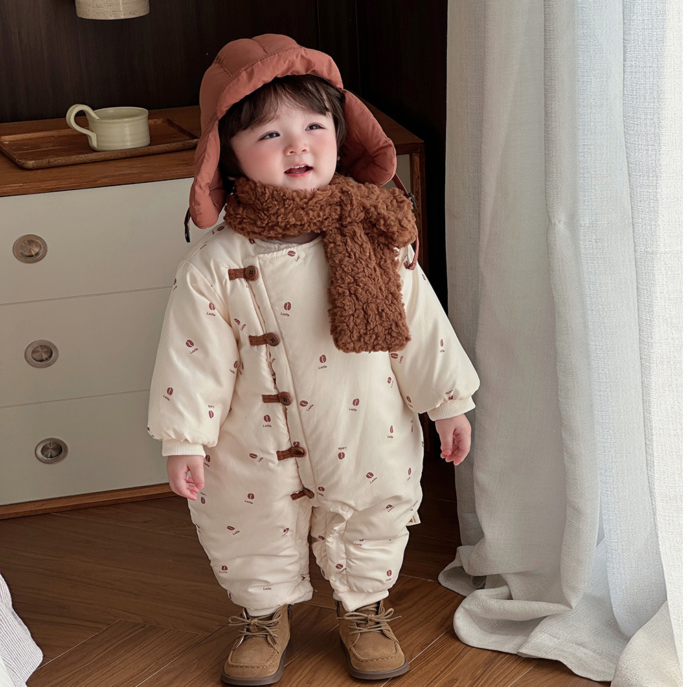 2024 nuevo bebé de invierno versión coreana de dibujos animados estilo extranjero lleno de granos de café gruesos, cálidos y cómodos, una pieza suave