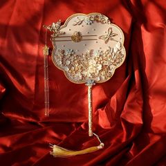 中国式の扇子の新婦は顔を覆います手は花の古風をささげて結婚します。