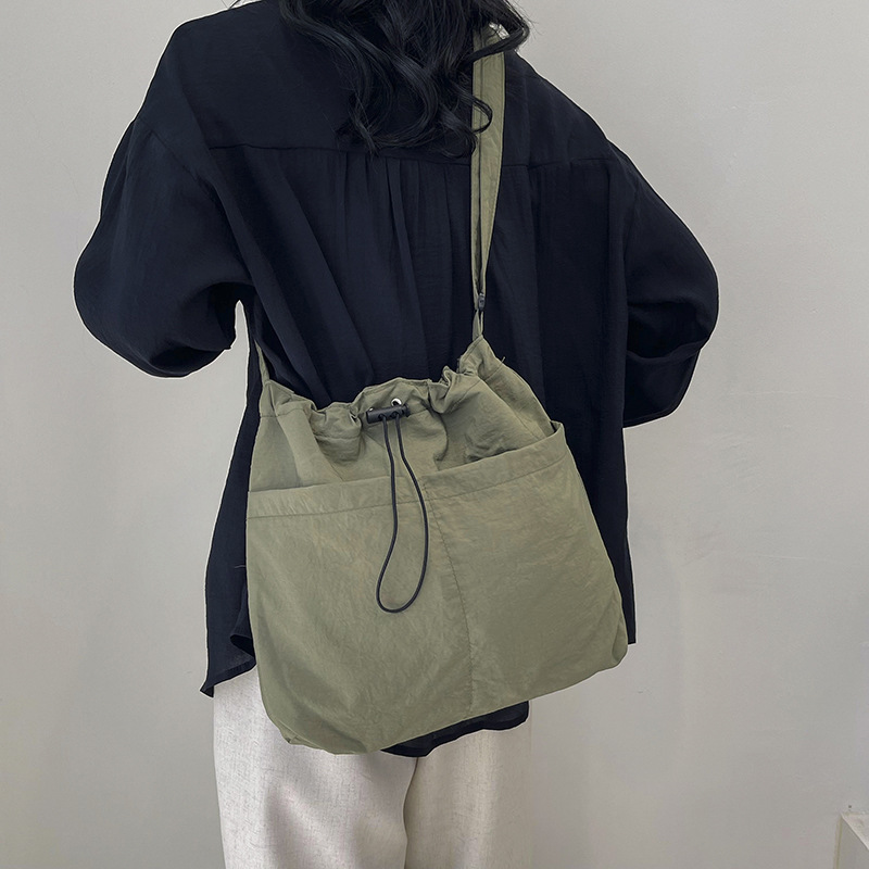 A stylish single-shoulder crossbody bag for 2024, a large-capacity casual commuting bag for classes, and a beautiful and fashionable underarm bag for women undefined