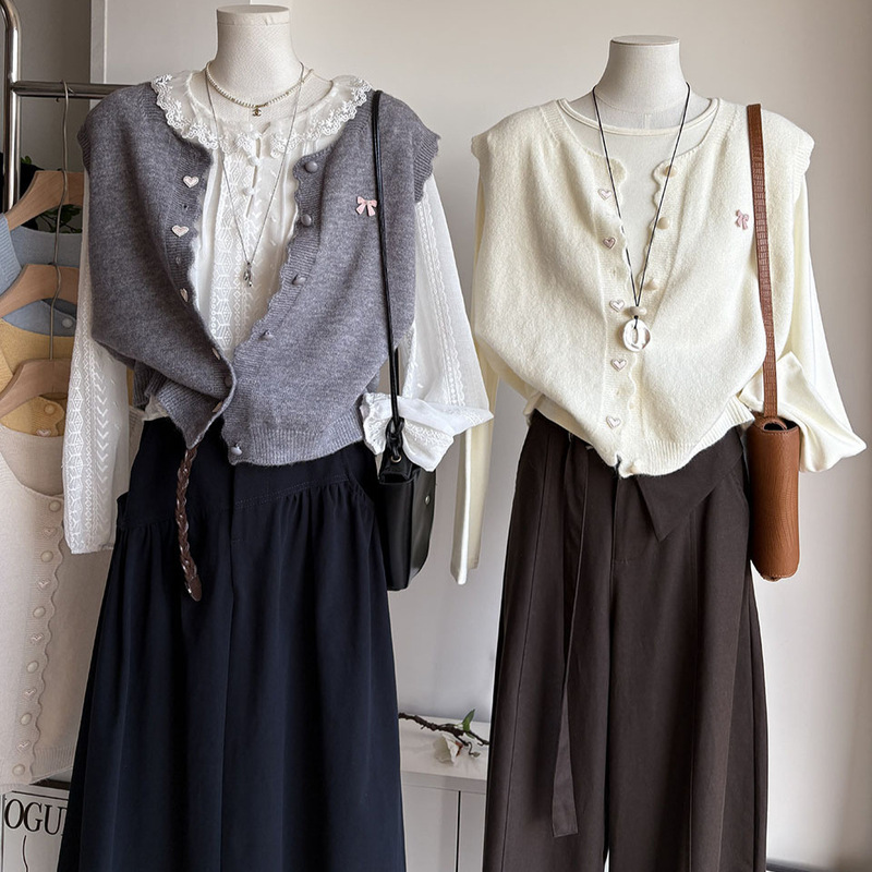 [Qianyang] 2026 Autumn/Winter New Korean Style Round Neck Heart Bow Knit Vest Women's Cardigan 7562