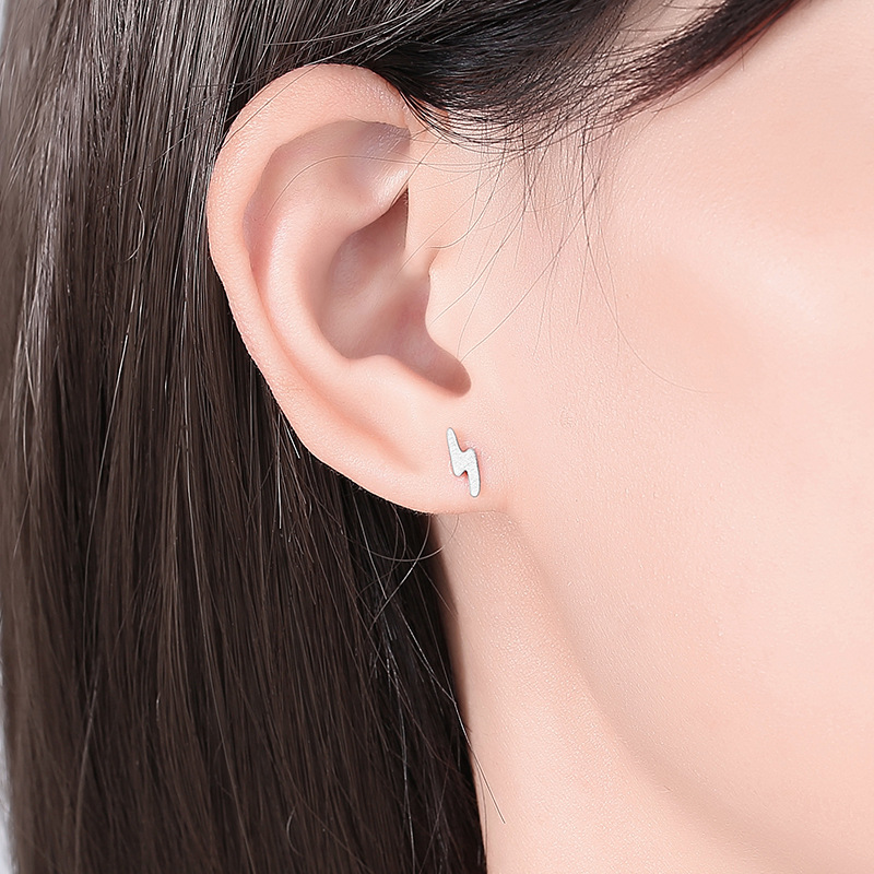 S925 plata esterlina plata Lisa relámpago Stud pendientes de moda simple de las mujeres pendientes de estilo japonés y coreano Internet celebridad mismo estilo regalo al por mayor