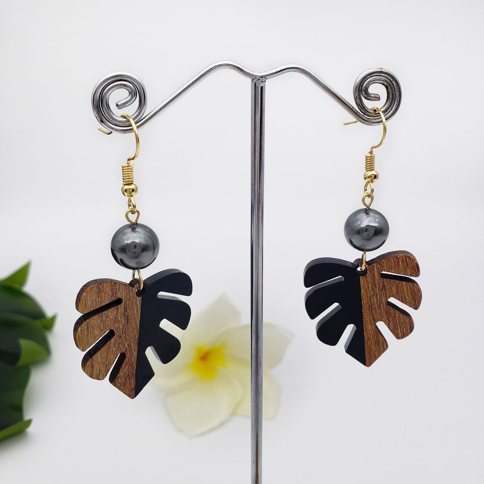 1 Pair Simple Style Leaf Wood Women's Drop Earrings display picture 2