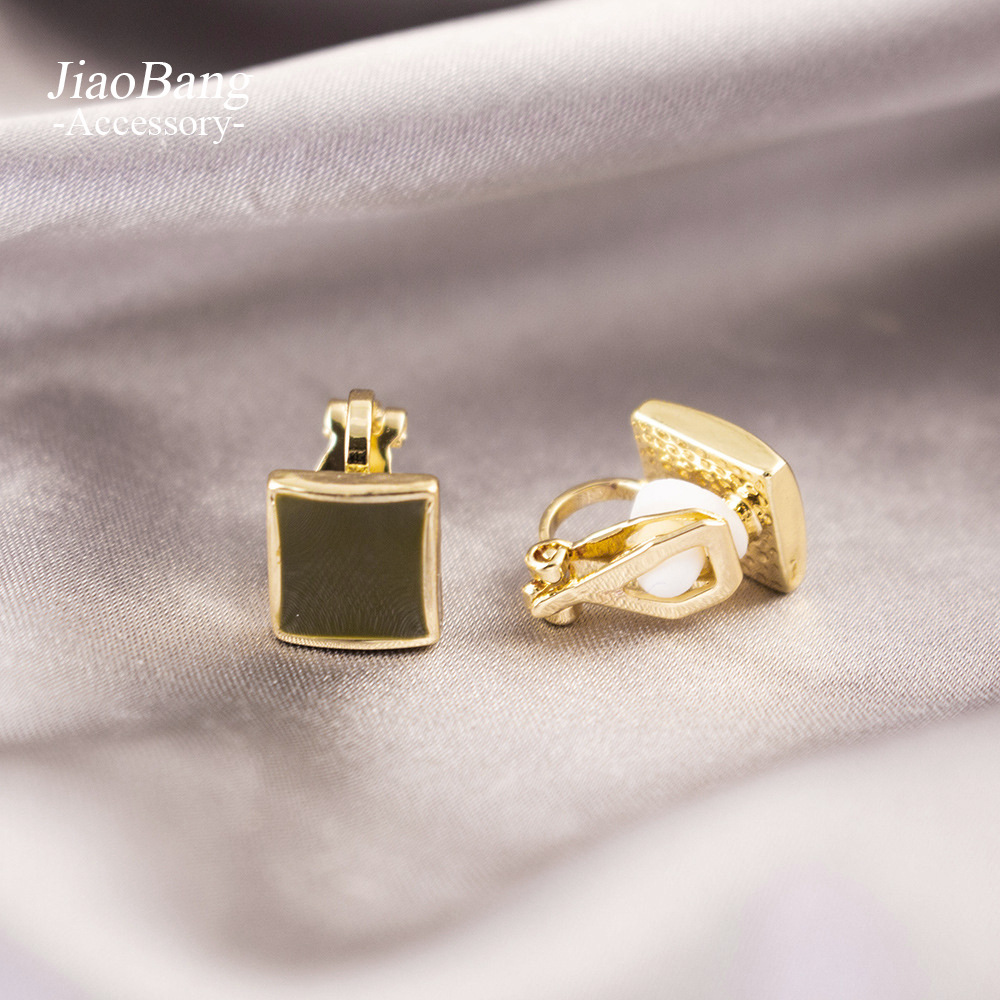 Pinza para la oreja indolora cuadrada con goteo de aceite simple, sin perforaciones para la oreja, temperamento de nicho, pinza para la oreja triangular, sentido de diseño, pendientes de sentido avanzado, mujer