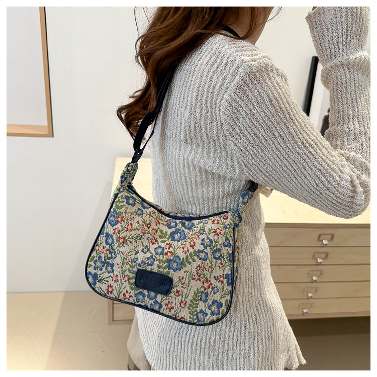 Popular fashion, simple, large-capacity printed trend 2024, fashionable patchwork canvas single-shoulder bag, small square bag, women's bag, trendy undefined