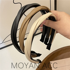 Korean-style elegant crisscross cable-knit hairband for women—premium-feel headband with chic, versatile design—new arrival, perfect for outdoor wear and easy to match with any outfit.