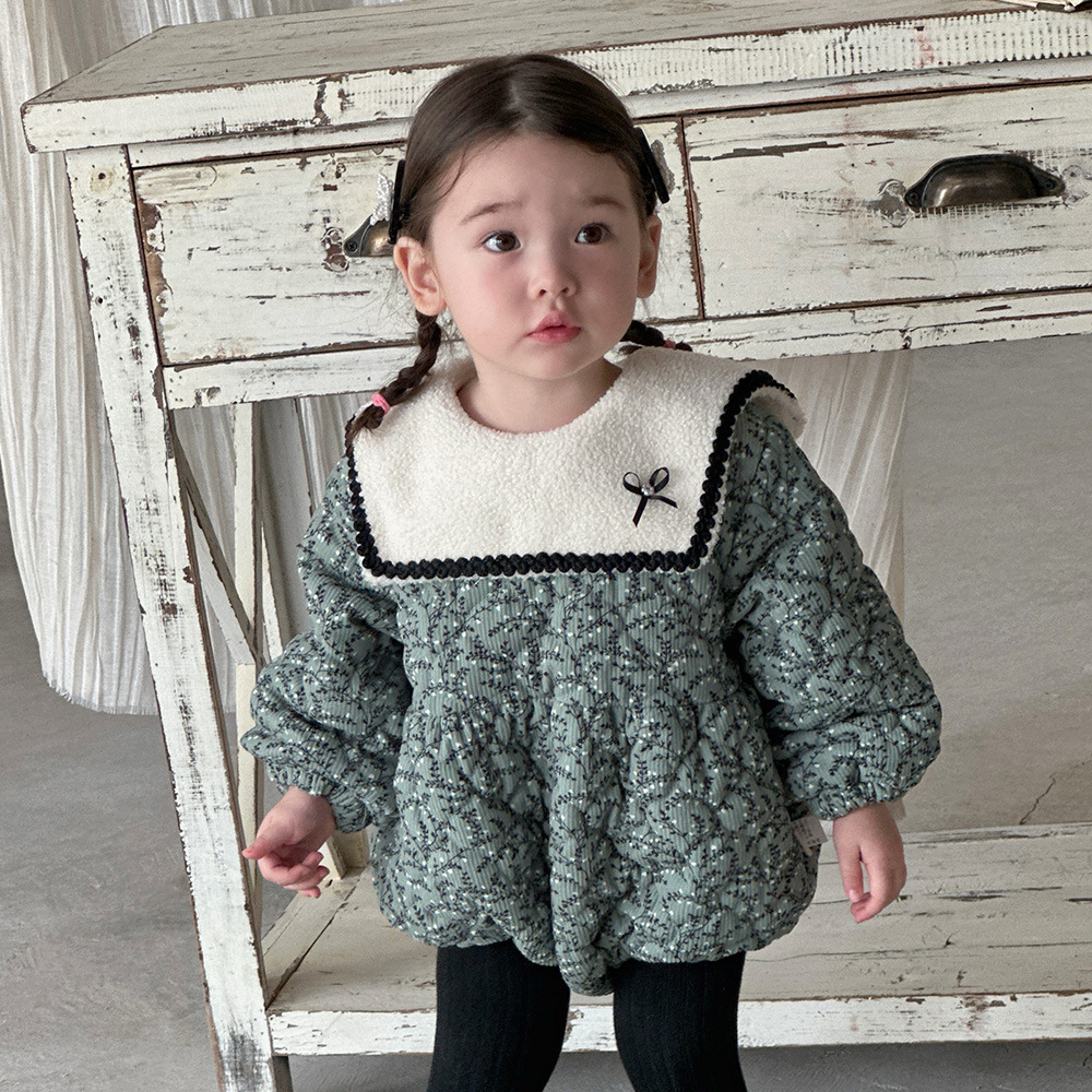 2024 ropa para niños de otoño e invierno ropa para bebés estilo occidental lindo mamelero triangular versión coreana acolchado engrosado abrigo de bebé femenino